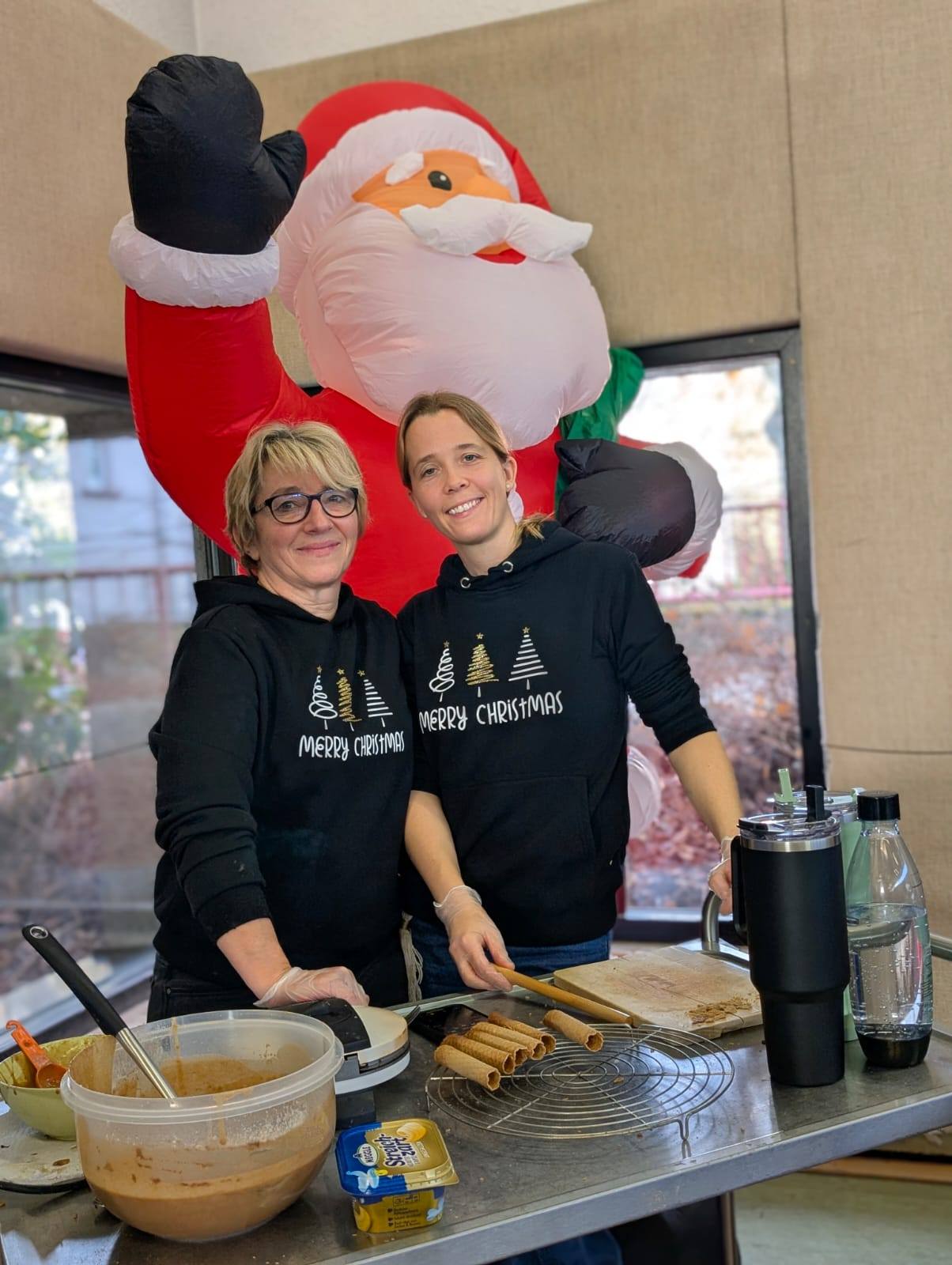 Lehrkr%C3%A4fte%20beim%20Zimtwaffelverkauf